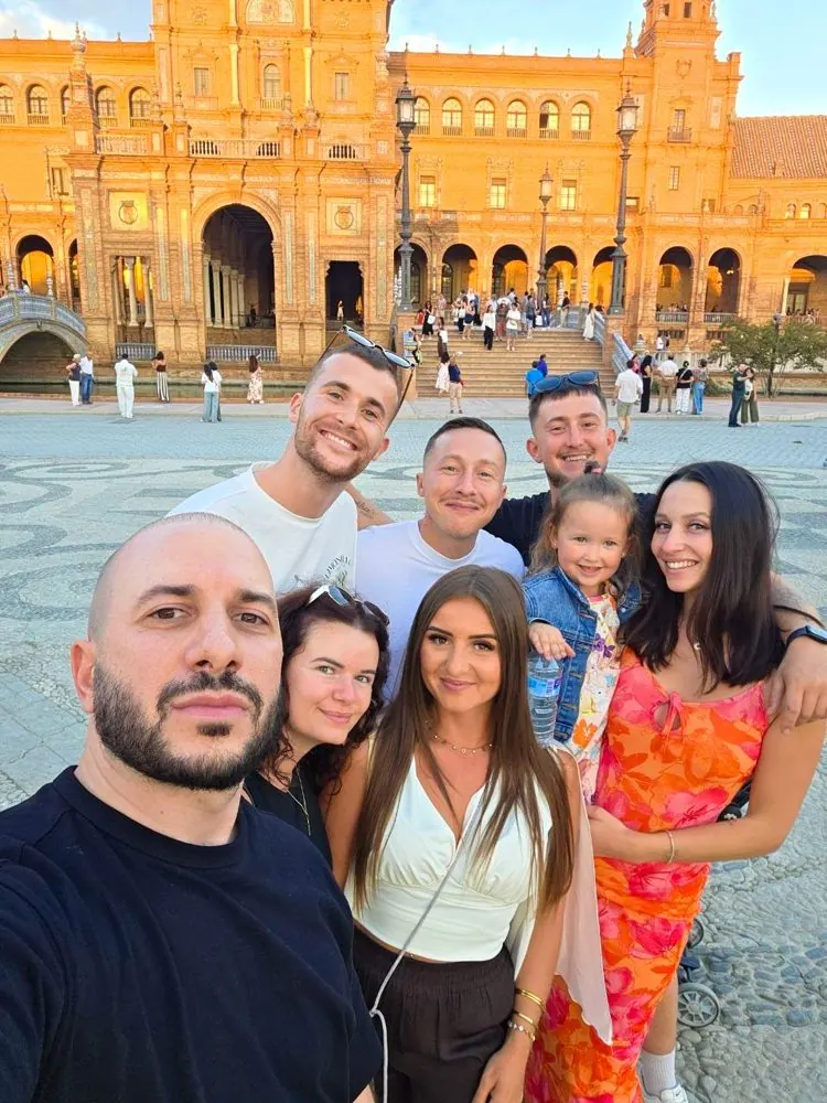 Selfie de groupe entre membres sur la Plaza de España à Séville