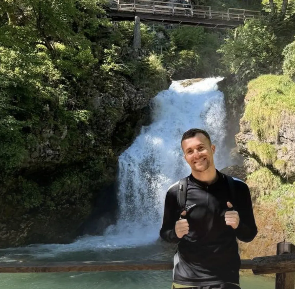 Julien devant une cascade en Slovénie