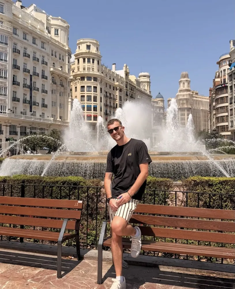 Julien sur la place de l'Hôtel de Ville de Valence, devant la fontaine