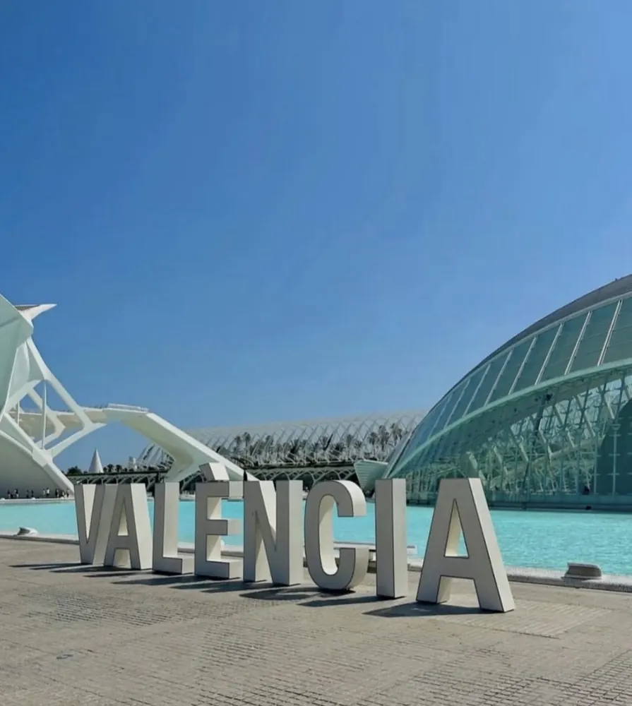 Les lettres VALÈNCIA devant la Cité des Arts et des Sciences